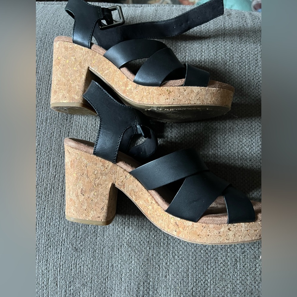 Tom’s Ava Sandal black, size 9